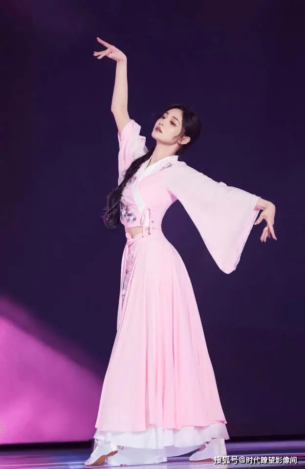 周洁琼回国发展现状_周洁琼徐明浩 粉丝嘉年华韩网饭拍_周洁琼回归韩娱